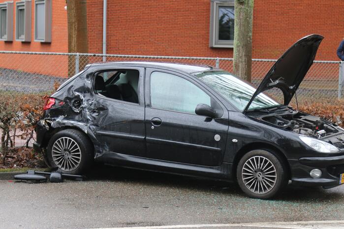 Lijnbus op boom gebotst