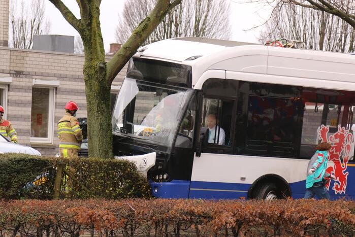 Lijnbus op boom gebotst