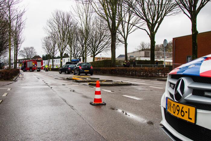 Lijnbus op boom gebotst