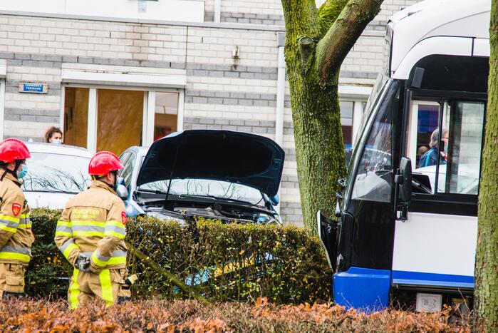 Lijnbus op boom gebotst