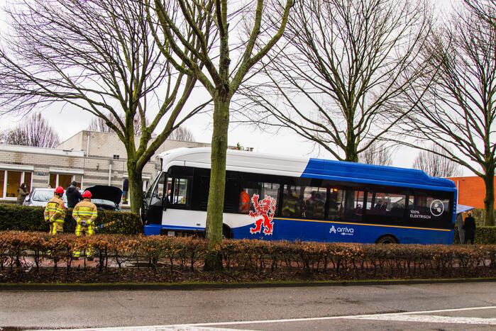 Lijnbus op boom gebotst