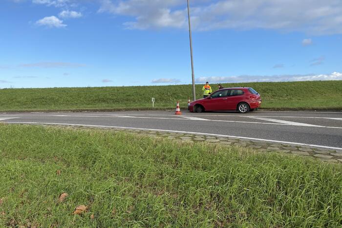 Auto verliest linker voorwiel