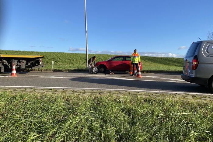 Auto verliest linker voorwiel