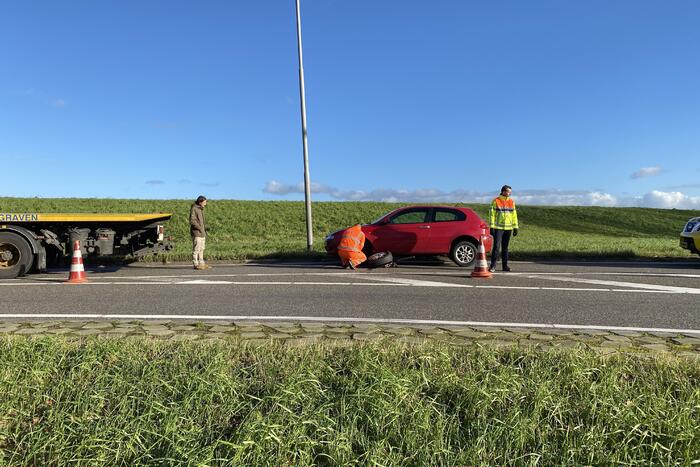 Auto verliest linker voorwiel