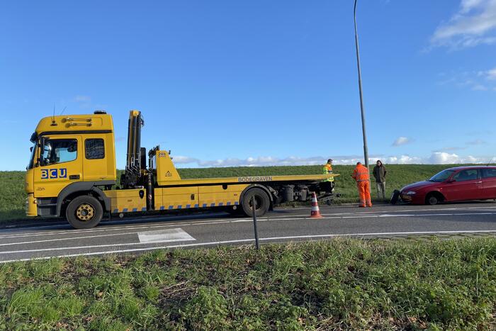 Auto verliest linker voorwiel