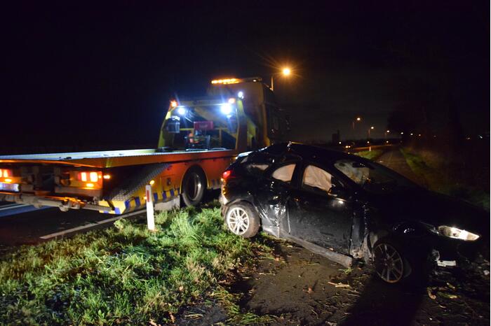 Auto in berm belandt