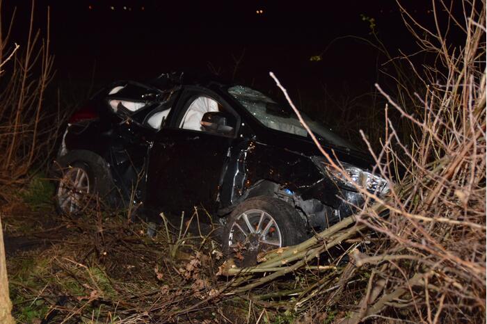 Auto in berm belandt