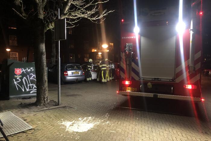 Brandweer doet onderzoek in auto