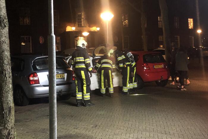 Brandweer doet onderzoek in auto