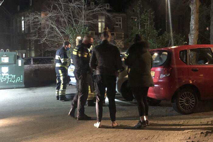 Brandweer doet onderzoek in auto