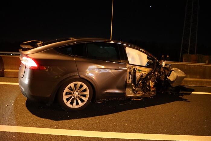 Enorme schade na crash met Tesla op RIMOB