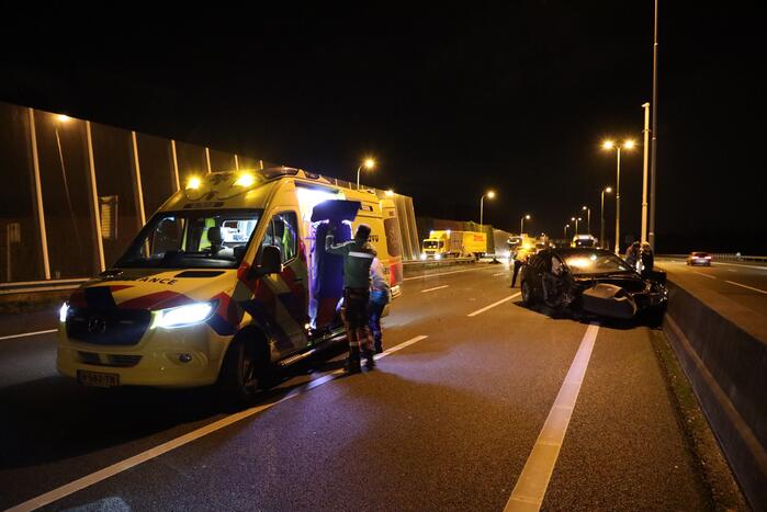 Enorme schade na crash met Tesla op RIMOB