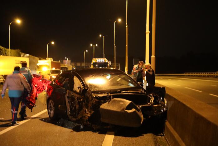 Enorme schade na crash met Tesla op RIMOB