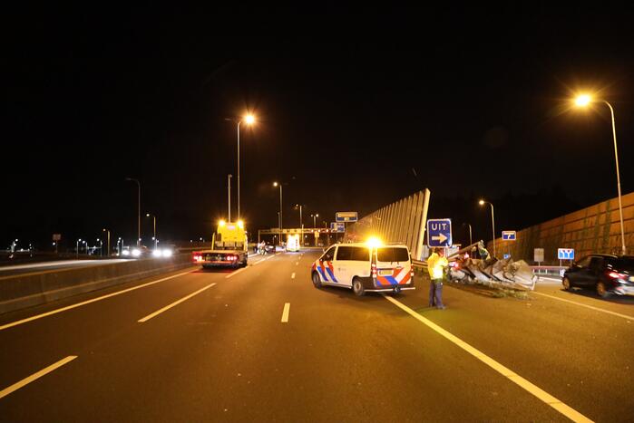 Enorme schade na crash met Tesla op RIMOB