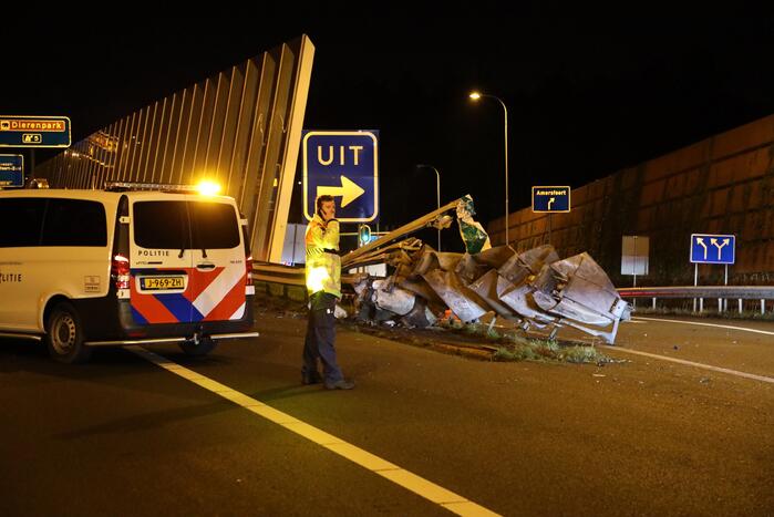 Enorme schade na crash met Tesla op RIMOB