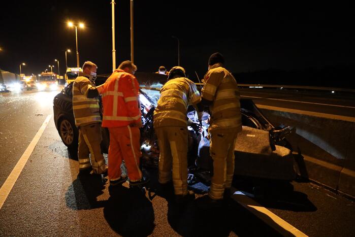 Enorme schade na crash met Tesla op RIMOB