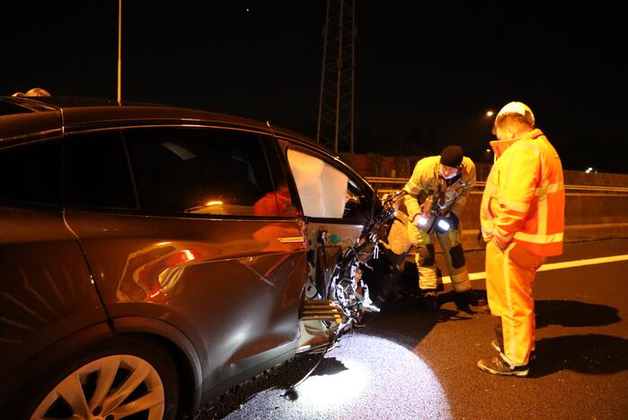 Enorme schade na crash met Tesla op RIMOB