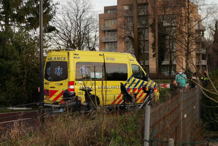 Fietser gaat hard onderuit door gladheid