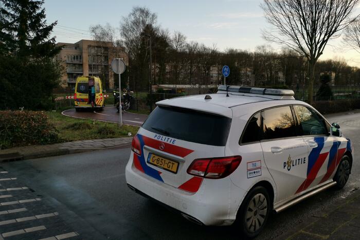 Fietser gaat hard onderuit door gladheid