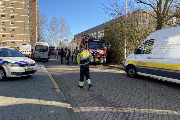 Brand bij werkzaamheden op dak van flat