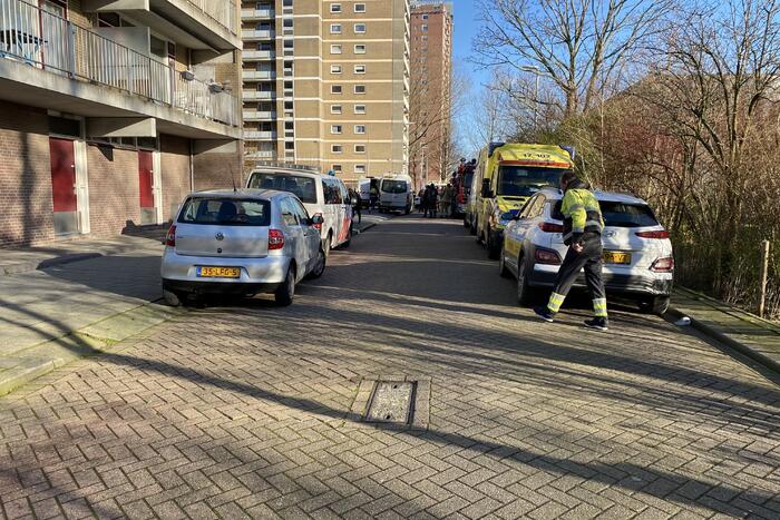 Brand bij werkzaamheden op dak van flat
