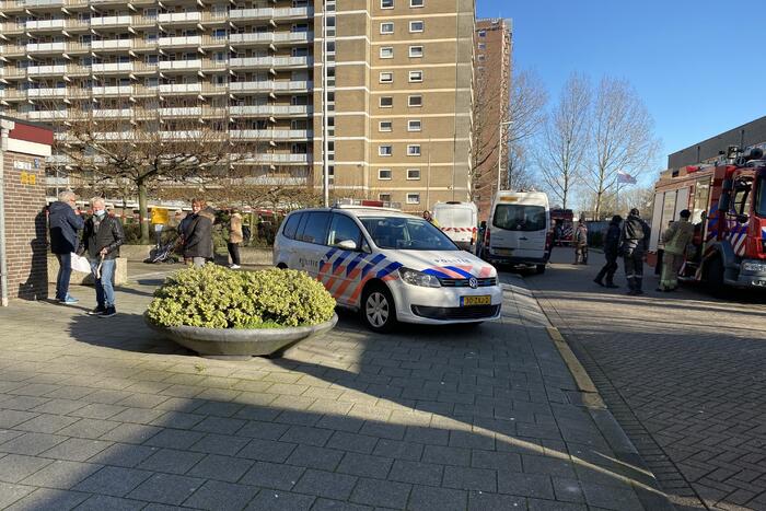 Brand bij werkzaamheden op dak van flat