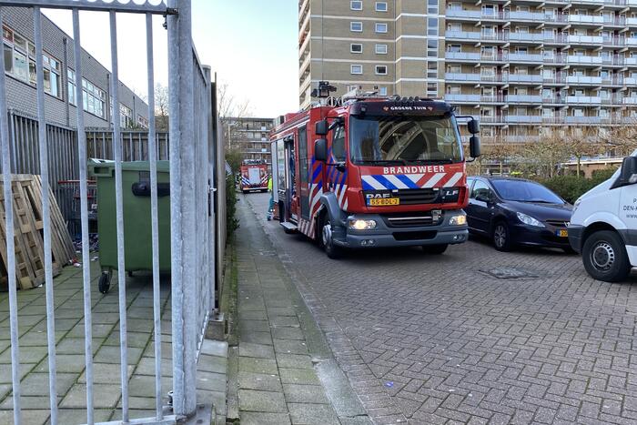 Brand bij werkzaamheden op dak van flat