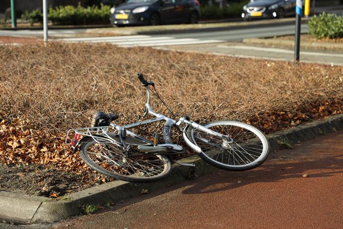 Fietser gewond bij ongeval op rotonde