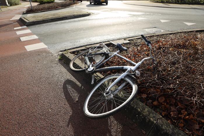 Fietser gewond bij ongeval op rotonde