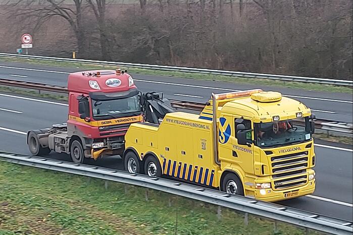Vrachtwagen botst op invoegende auto