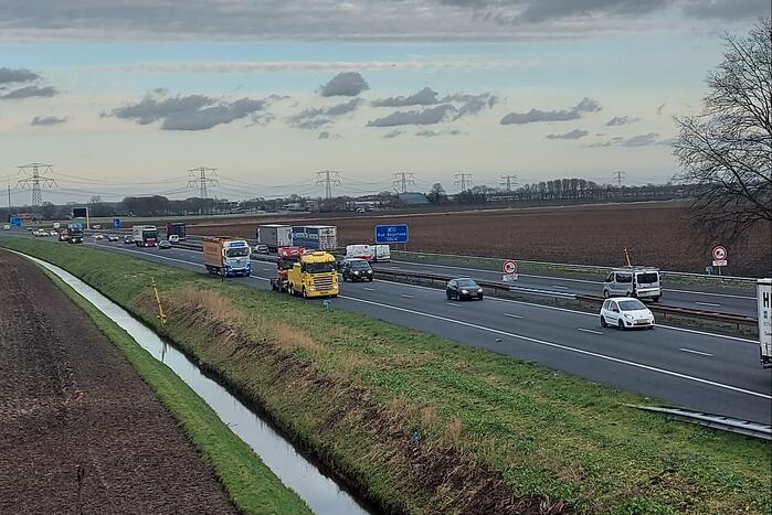 Vrachtwagen botst op invoegende auto