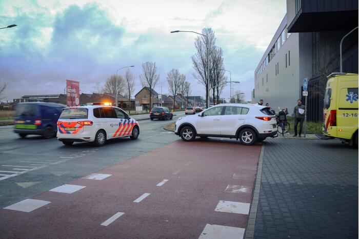 Overstekende automobilist ziet fietsster over het hoofd