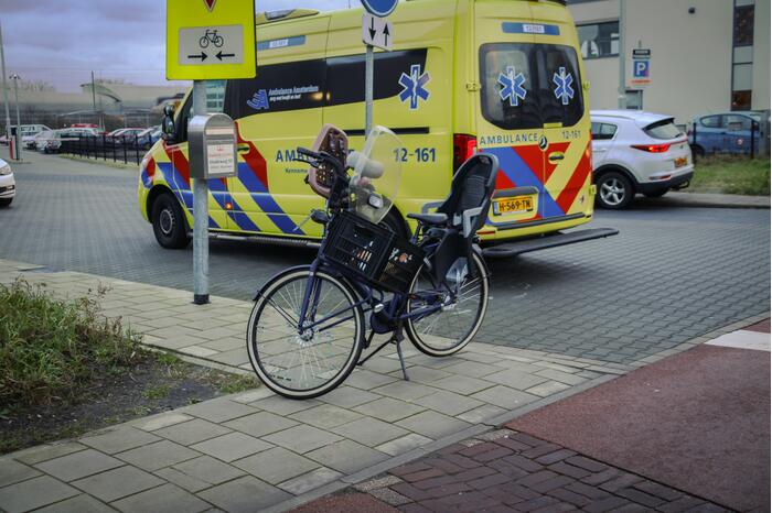 Overstekende automobilist ziet fietsster over het hoofd