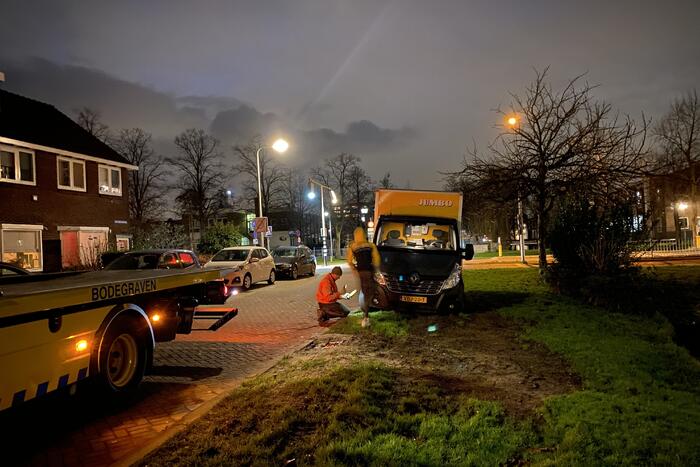 Jumbo-bezorgbus rijdt zich vast in berm