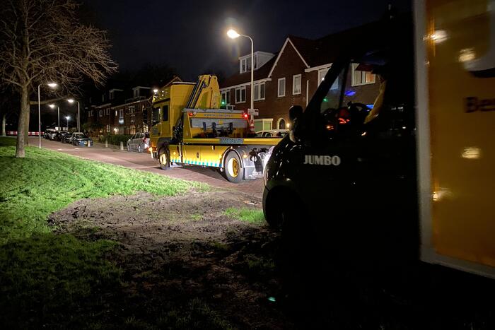 Jumbo-bezorgbus rijdt zich vast in berm