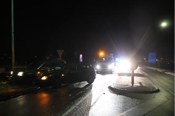 Twee auto's botsen en belanden tegen lantaarnpaal