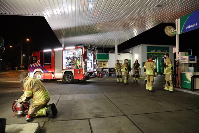 Brandweer doet onderzoek bij Carwash BP-tankstation