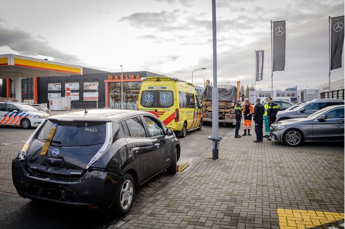 Vrachtwagen botst op personenauto