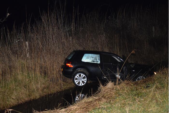 Personenauto belandt in sloot