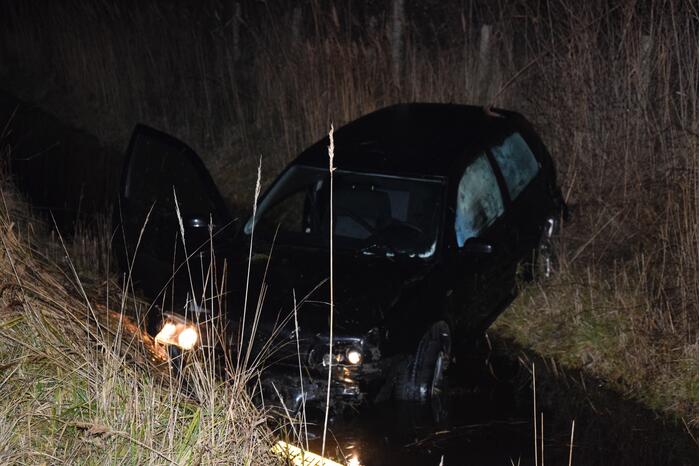 Personenauto belandt in sloot