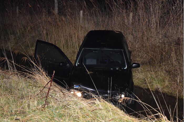 Personenauto belandt in sloot