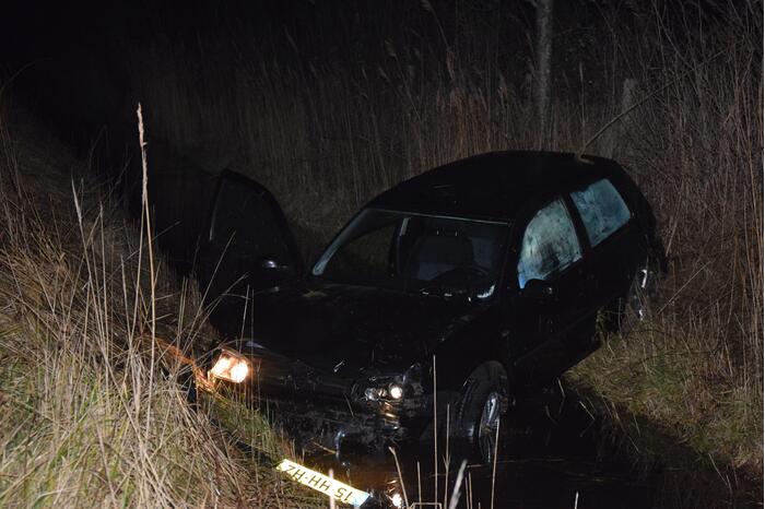 Personenauto belandt in sloot