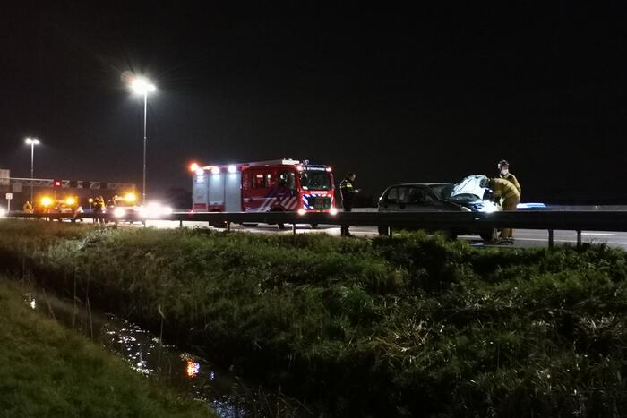 Rijbaan afgesloten door ongeval met personenauto