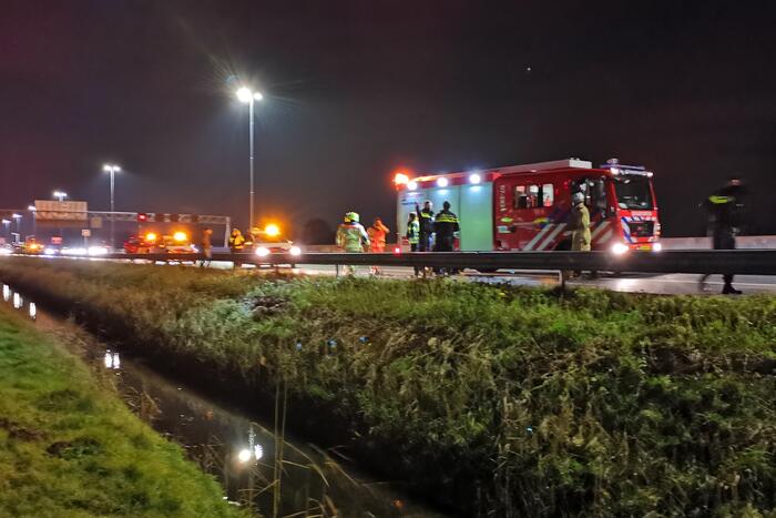 Rijbaan afgesloten door ongeval met personenauto
