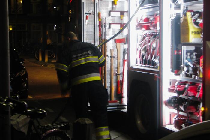 Brandweer blust brand bij garagebox