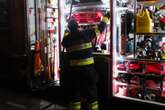 Brandweer blust brand bij garagebox