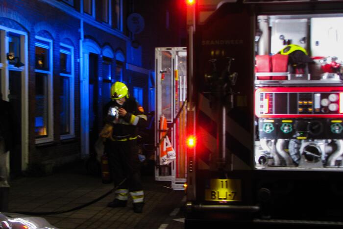 Brandweer blust brand bij garagebox
