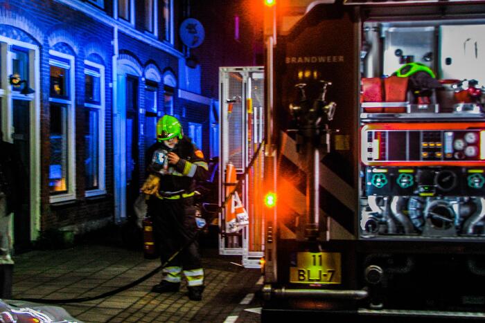 Brandweer blust brand bij garagebox