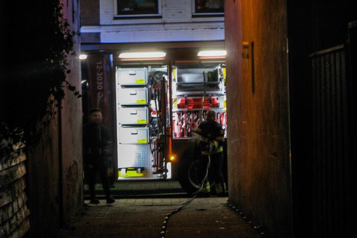 Brandweer blust brand bij garagebox