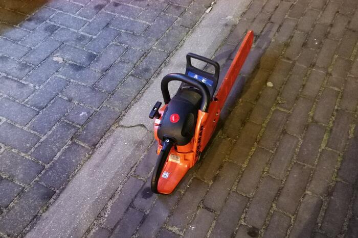 Brandweer opent deur met kettingzaag